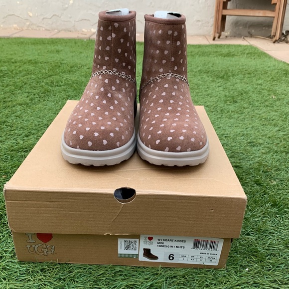UGG Other - BNWT I Heart UGG kisses boot size 6